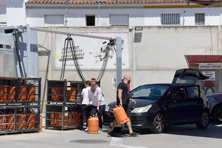 Massive power outage hits Spain, Portugal and France; shutting down airports, subways